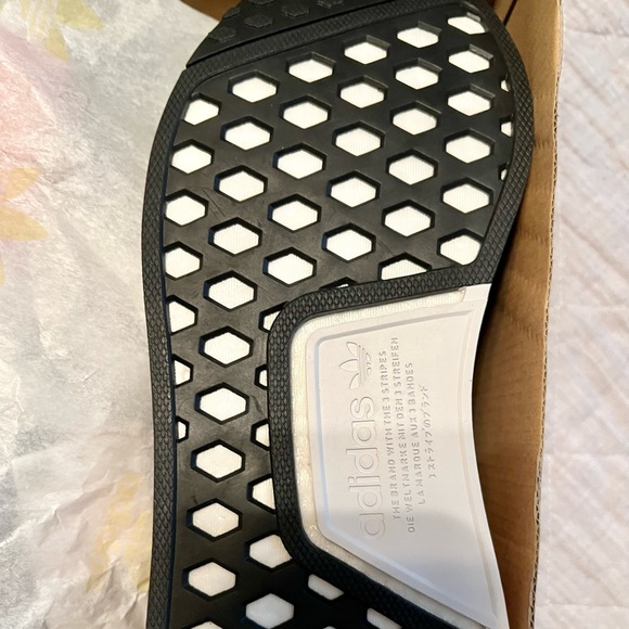Women’s Adidas NMD R1- NIB - Picture 9 of 10